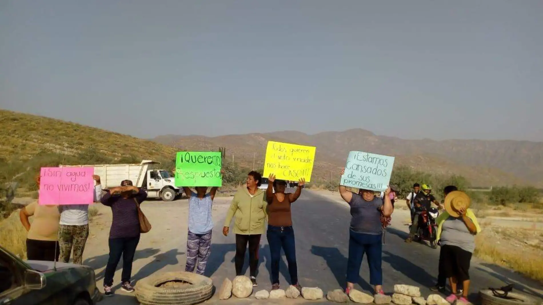 13 bloquean carretera